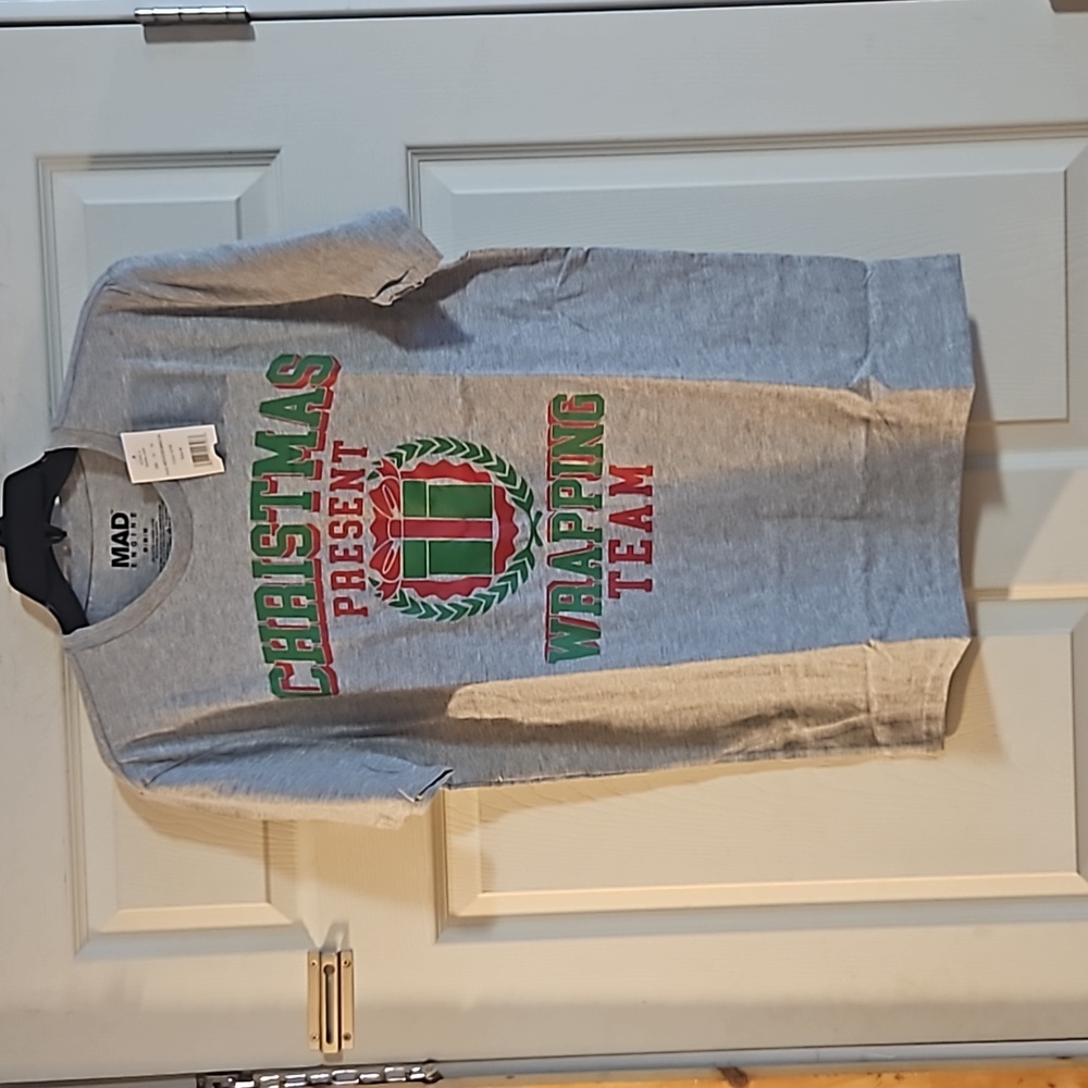 MAD ENGINE CHRISTMAS PRESENT WRAPPING TEAM TEE: GRAY: NEW WITH TAGS: SIZE M